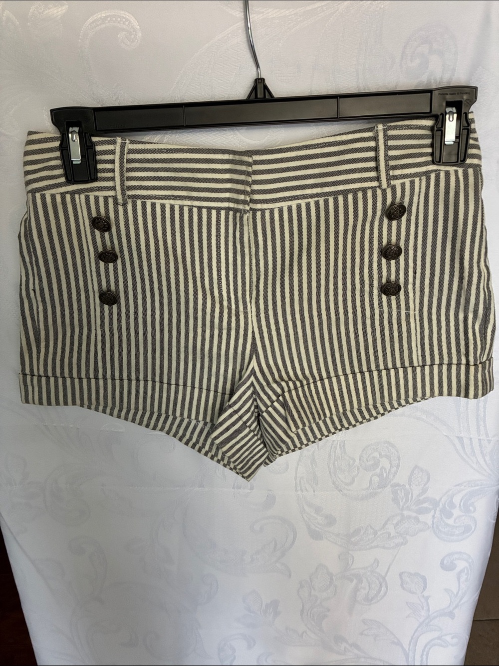 Forever 21 Striped High-Waist Shorts - Cream & Gray me